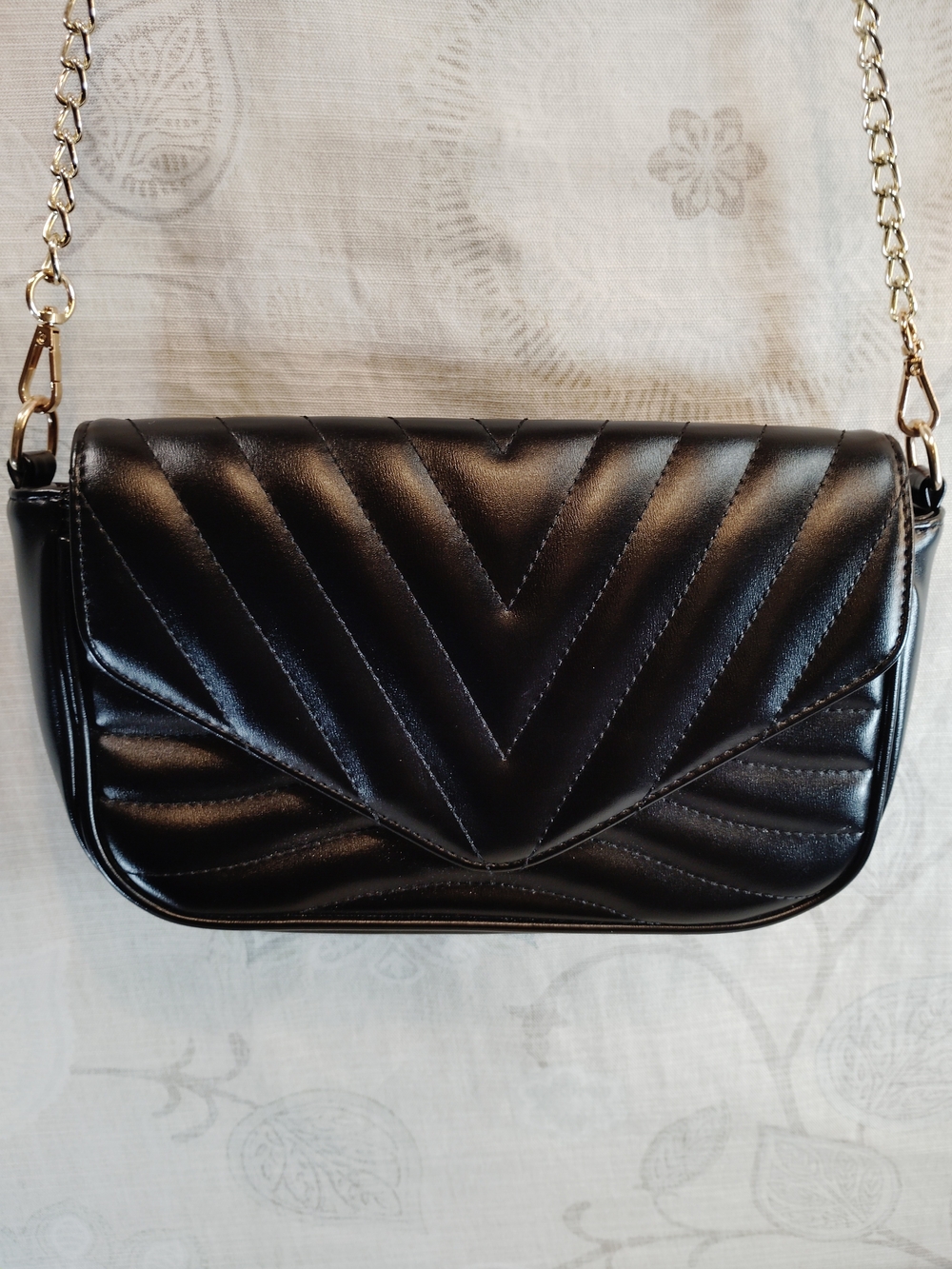 Ant Expedition Women's Quilted Black Crossbody Bag with Gold Chain Strap